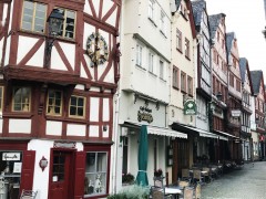 limburg-an-der-lahn-bishofsplatz-barfussergasse-haus-byron Limburg an der Lahn, Domberg, Dom St Georg, Limburger Dom, Hessen, gotisk, romansk, middelalder, bindingsverk, Fischmarkt, Rossmarkt, Bischofsplatz, Plötze, Fachwerk-Strasse