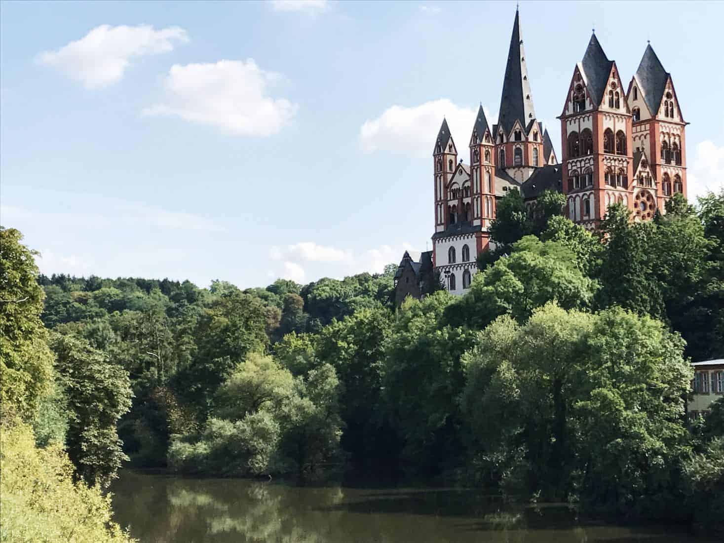 Limburg an der Lahns nydelige katedral, St. Georgs Dom fra høymiddelalderen, setter stemningen så det holder. Foto: © ReisDit.no Limburg an der Lahn, Domberg, Dom St Georg, Limburger Dom, Hessen, gotisk, romansk, middelalder, bindingsverk, Fischmarkt, Rossmarkt, Bischofsplatz, Plötze, Fachwerk-Strasse