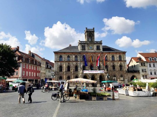 weimar-markt-turistinfo-rathaus-kopi Weimar, Thüringen, Øst-Tyskland, Tyskland, klassisismen, klassiske-weimar, classic-weimar, Goethe, Schiller, Luther, Lucas Cranach, St Peter und Paul, Schiller, Franz Liszt, Bauhaus, Schloss Belvedere, Residenz-schloss-Weimar, Carl August, Anna Amelia, Ilm, Park-am-Ilm